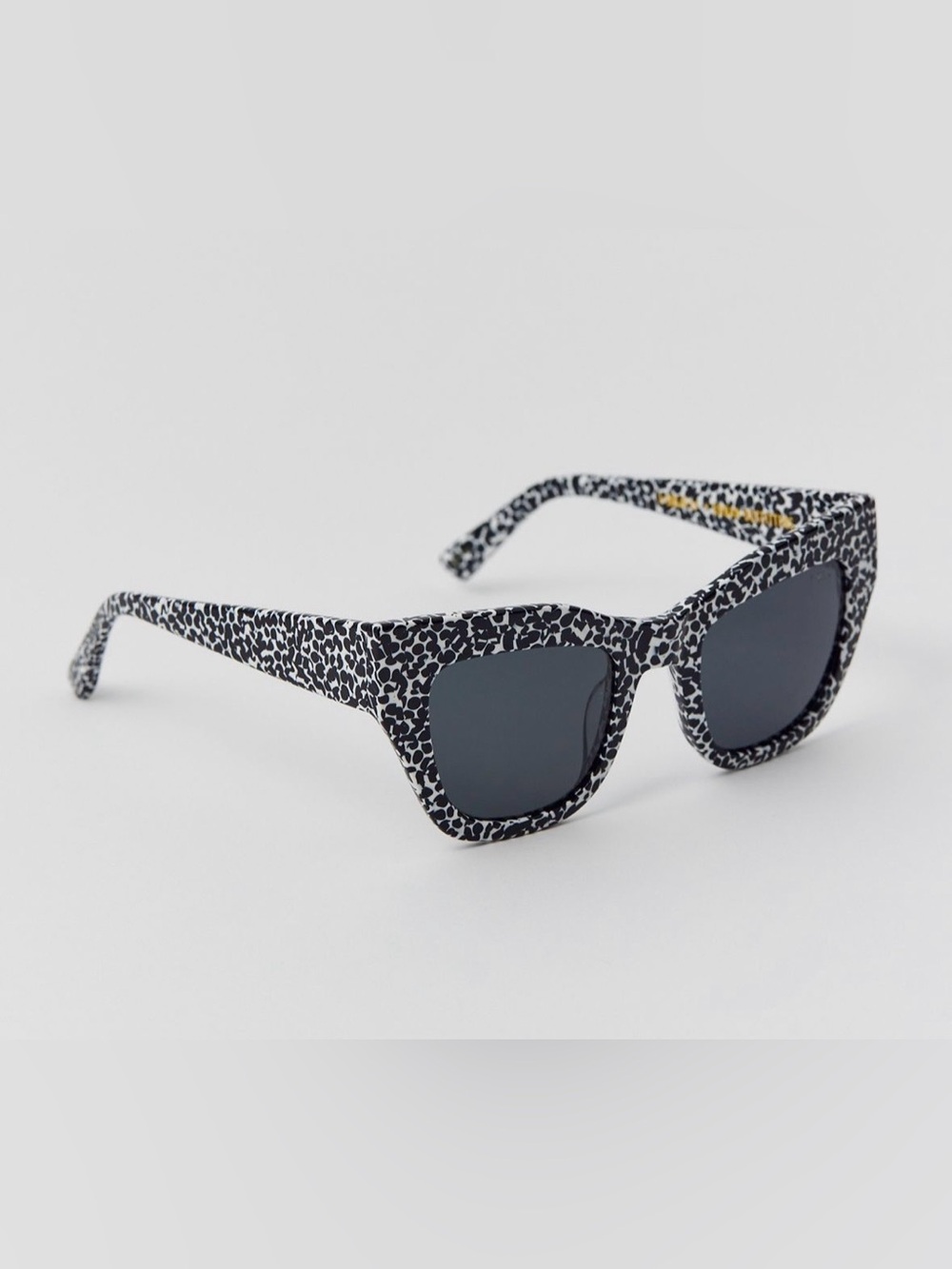 UO Exclusive Decker Polarized Square Sunglasses - Picture 2 of 6
